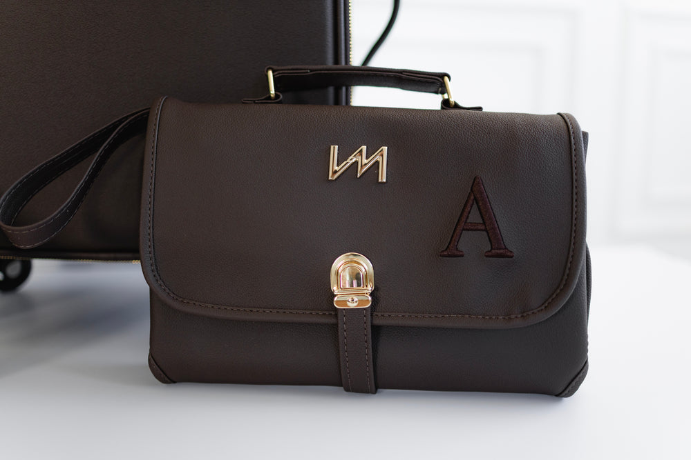 Set de Bolsas de Maternidad Ella Café - Maleta con ruedas, Bolsa Madison, cambiador portátil y portachupetes.