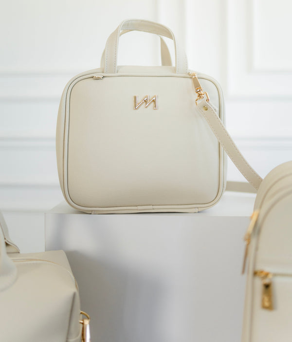 Kit Bolsas Maternidade Ella Off white -  Mala de rodinhas, Bolsa Madison, Frasqueira térmica, Necessaire Cristal PP e trocador portátil.