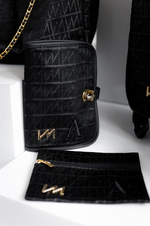 Kit Bolsas Maternidade Origem Preto - Mala de rodinhas, Madeleine, Frasqueira térmica, Kit porta documentos e trocador portátil.