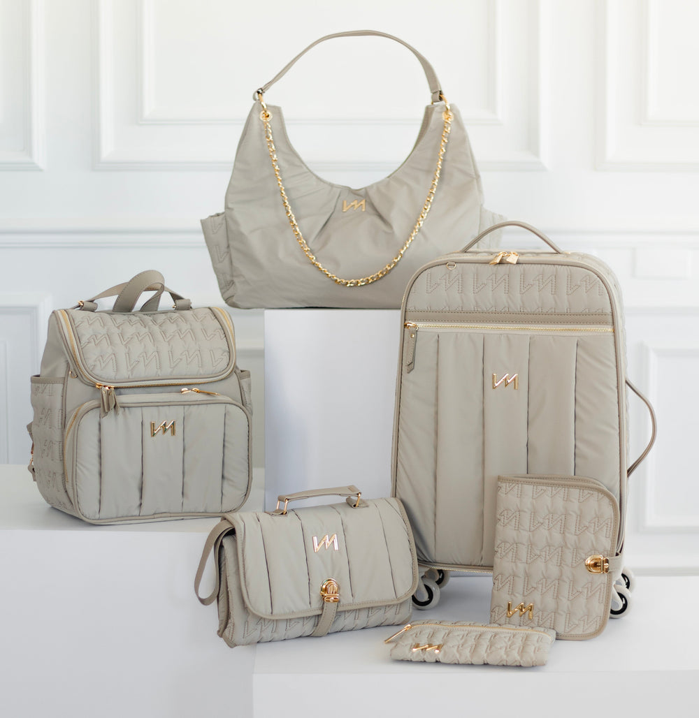 Kit Bolsos de Maternidad Urban Chic Beige - Maleta con ruedas, Bolso Madeleine, Mochila 2 en 1, cambiador portátil y kit de documentos.