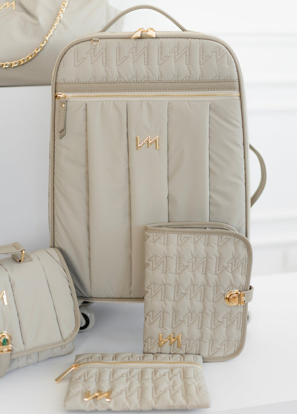 Kit Bolsos de Maternidad Urban Chic Beige - Maleta con ruedas, Bolso Madeleine, Mochila 2 en 1, cambiador portátil y kit de documentos.