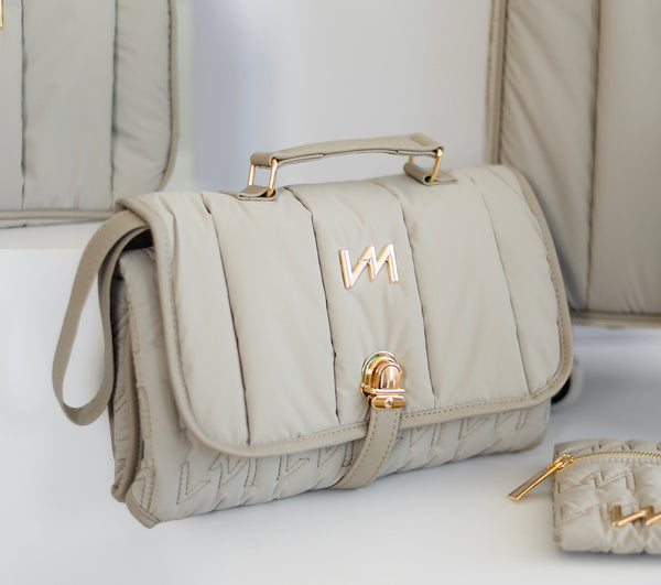Kit Bolsos de Maternidad Urban Chic Beige - Maleta con ruedas, Bolso Madeleine, Mochila 2 en 1, cambiador portátil y kit de documentos.