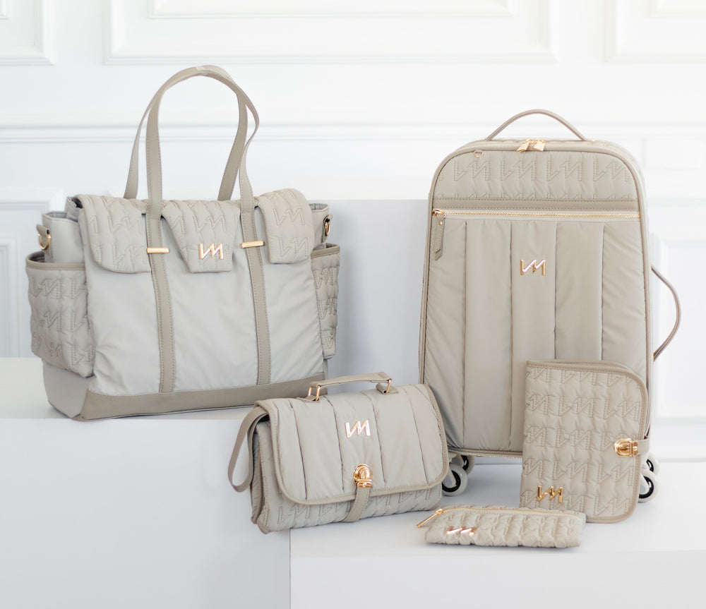 Set de Bolsas de Maternidad Urban Chic Beige - Maleta de ruedas, Bolso Cleo, Kit de documentos y cambiador portátil.