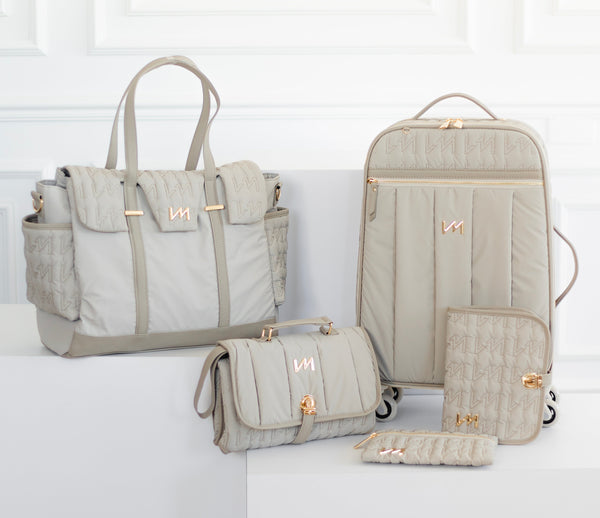 Set de Bolsas de Maternidad Urban Chic Beige - Maleta de ruedas, Bolso Cleo, Kit de documentos y cambiador portátil.