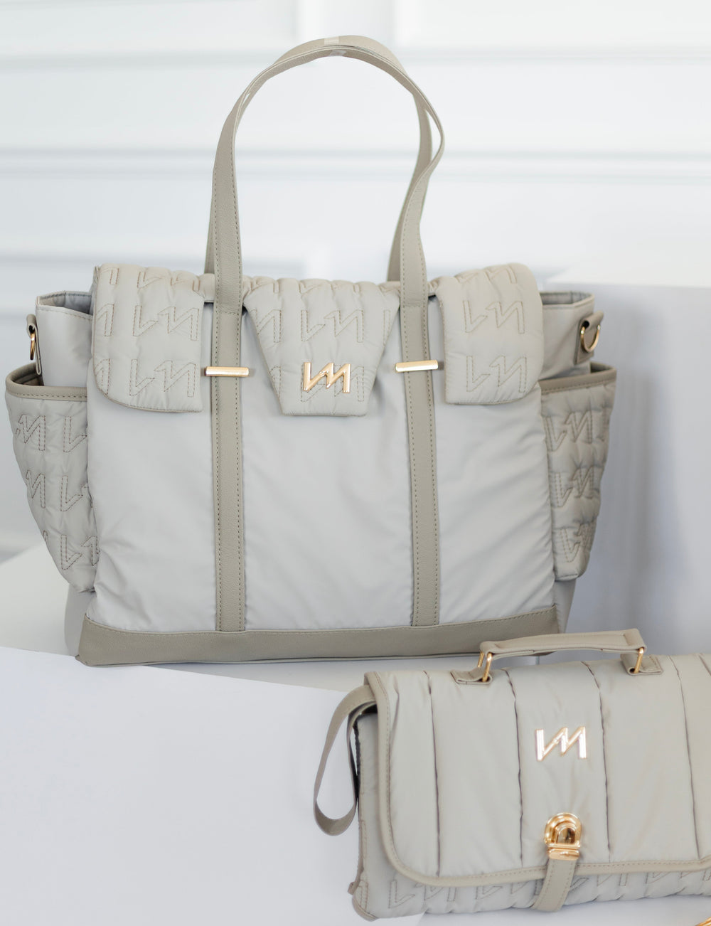 Set de Bolsas de Maternidad Urban Chic Beige - Maleta de ruedas, Bolso Cleo, Kit de documentos y cambiador portátil.