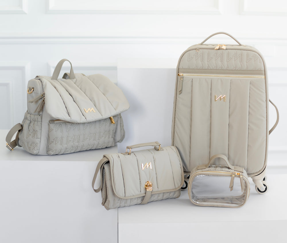 Kit Bolsos Maternidad Urban Chic Beige - Maleta con ruedas, Mochila Mummy, cambiador portátil y neceser Cristal PP.