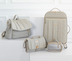 Kit Bolsas Maternidade Urban Chic Bege -   Mala de rodinhas, Mochila Mummy, trocador portátil e necessaire Cristal PP.