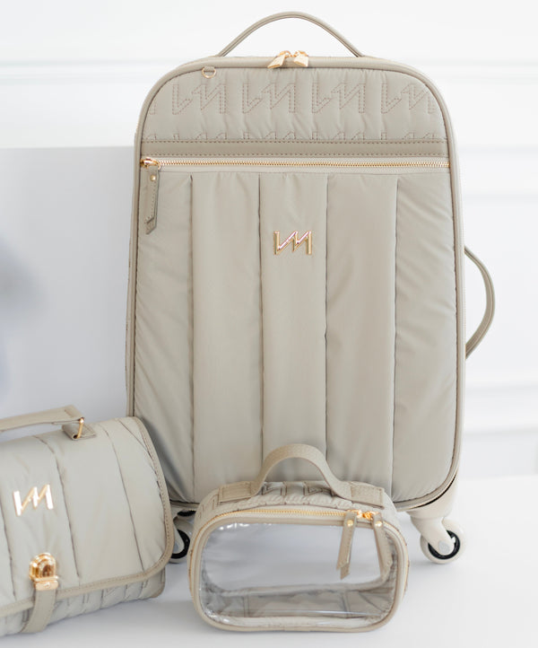 Kit Bolsas Maternidade Urban Chic Bege -   Mala de rodinhas, Mochila Mummy, trocador portátil e necessaire Cristal PP.