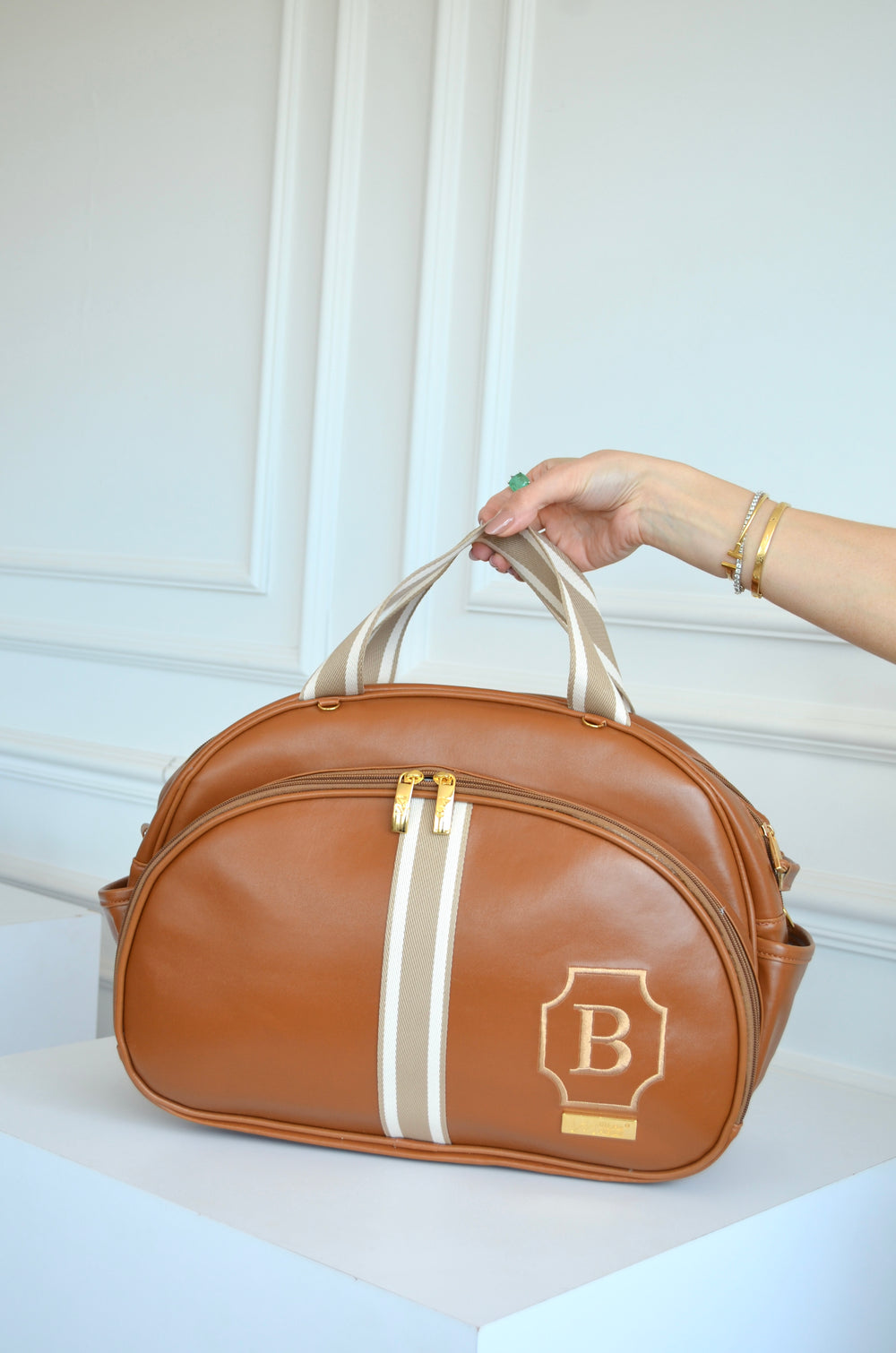 Bolso mediano Glam caramelo con cinta a rayas bordado escudo B OUTLET
