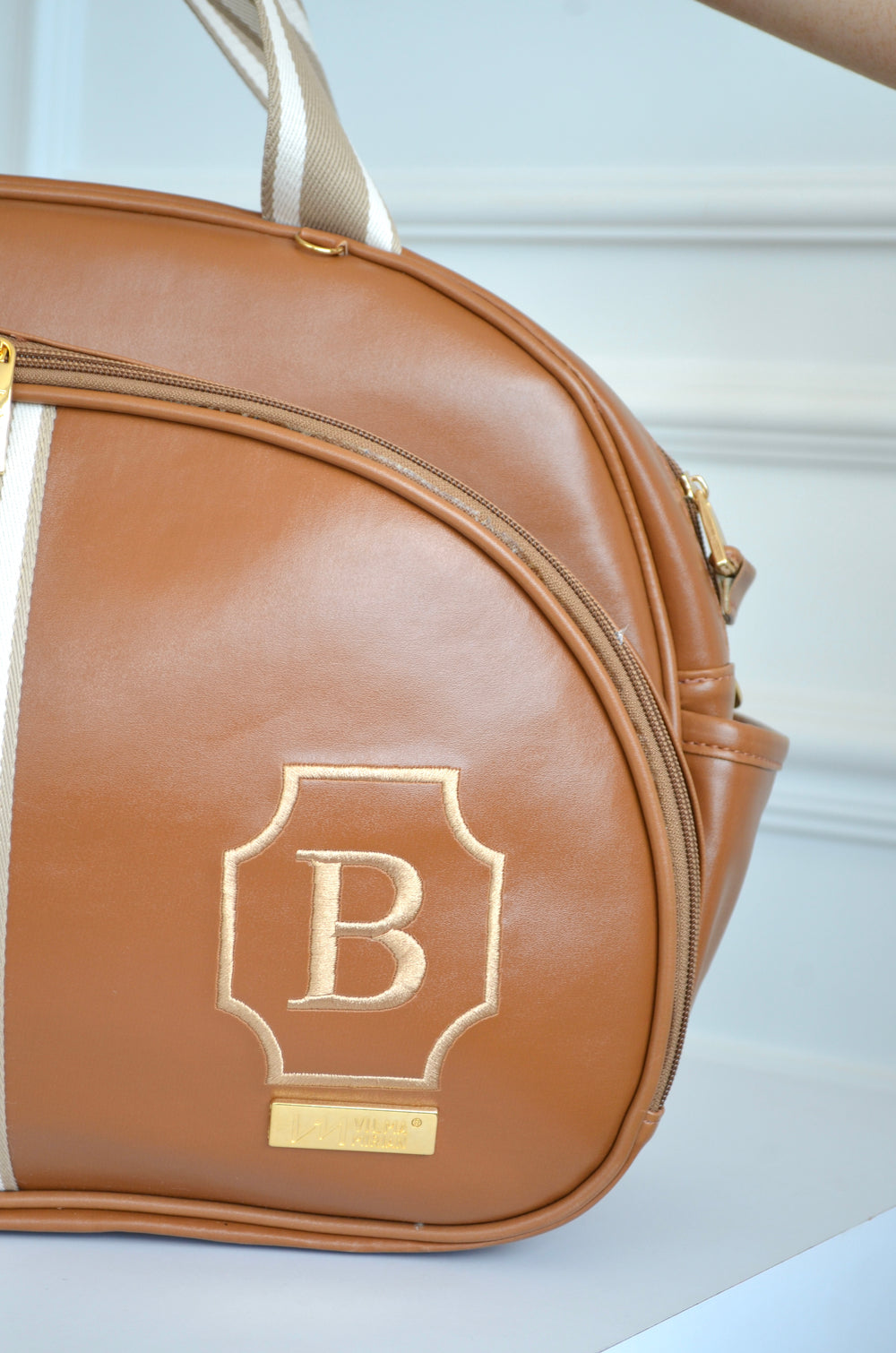 Bolso mediano Glam caramelo con cinta a rayas bordado escudo B OUTLET