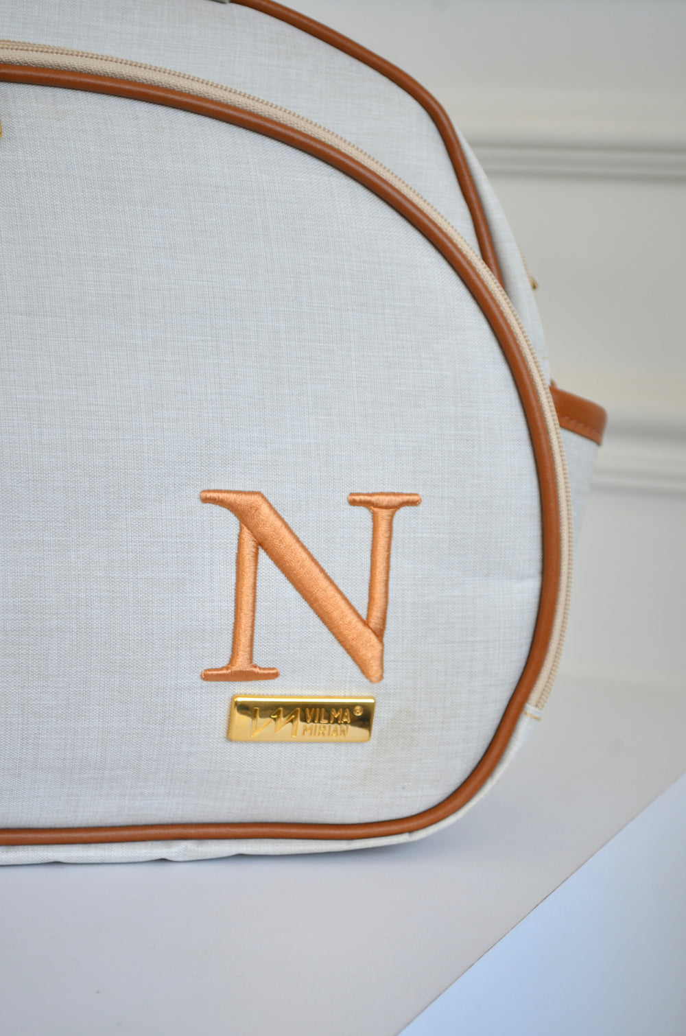 Bolso mediano lino beige con caramelo bordado inicial N OUTLET