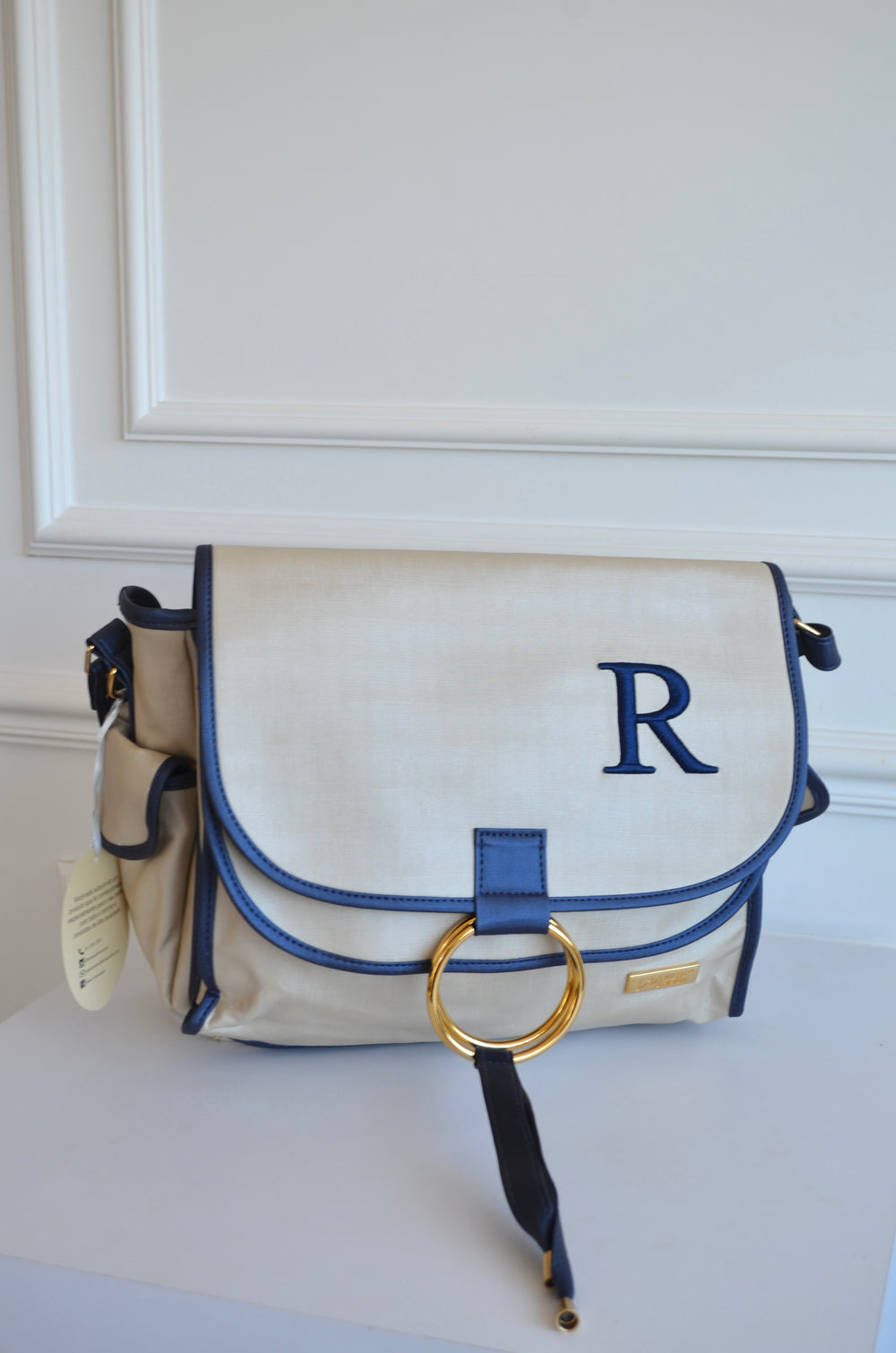 Bolso Louise Beige con Azul marino bordado inicial R OUTLET