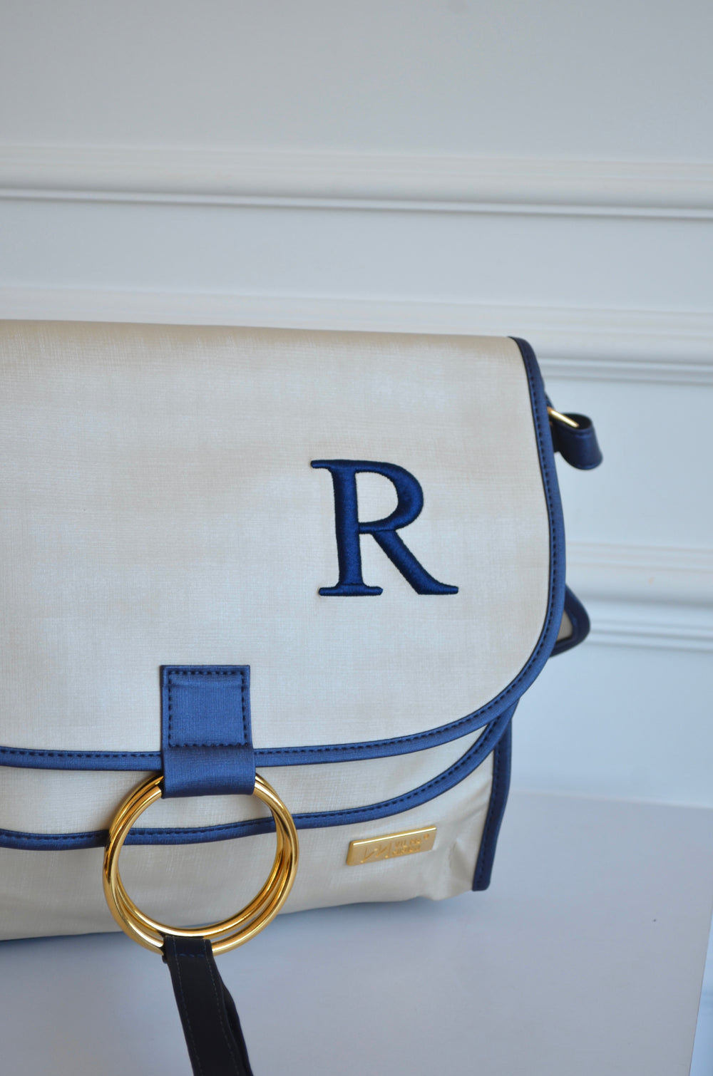 Bolso Louise Beige con Azul marino bordado inicial R OUTLET