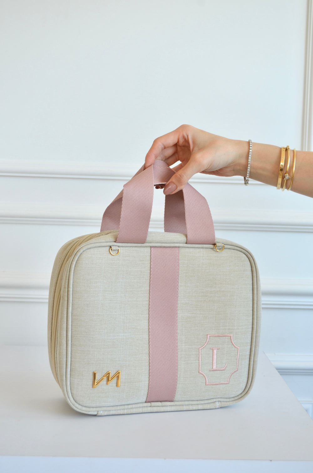 Lonchera Térmica Glam Lino Beige con cinta rosa bordado escudo L
