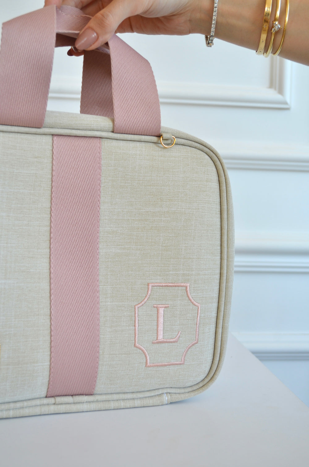 Lonchera Térmica Glam Lino Beige con cinta rosa bordado escudo L