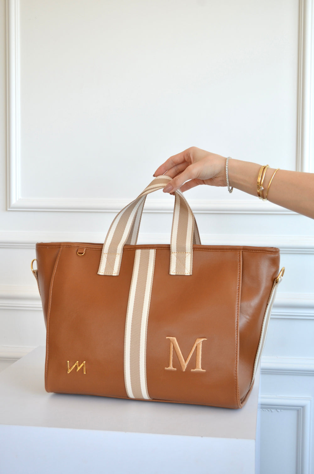 Bolso Cloé Glam caramelo con cinta a rayas bordado inicial M OUTLET