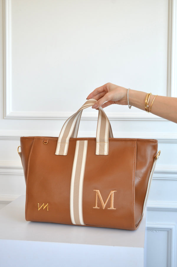 Bolso Cloé Glam caramelo con cinta a rayas bordado inicial M OUTLET